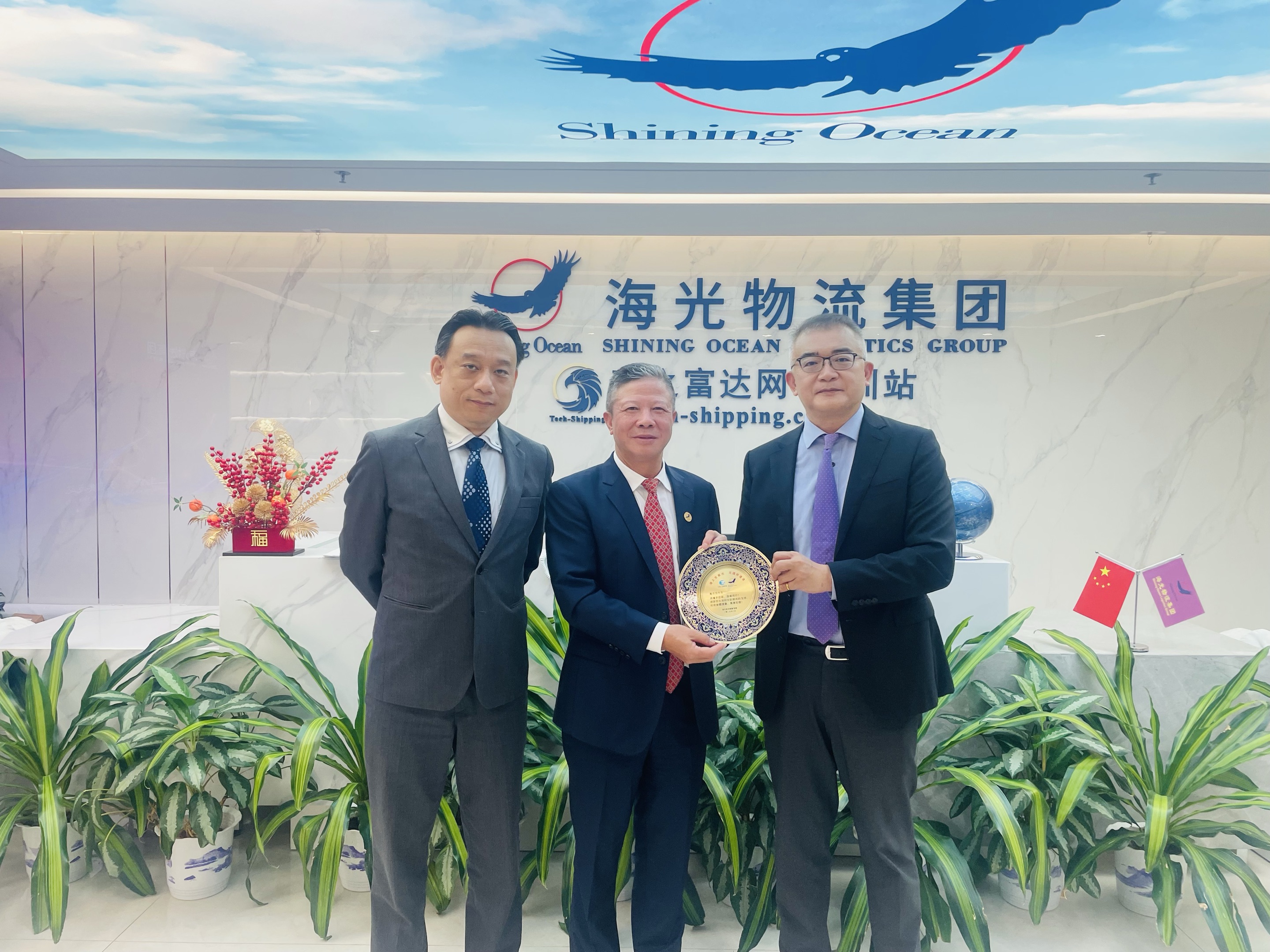 The represents of TSL visited the Shining Ocean