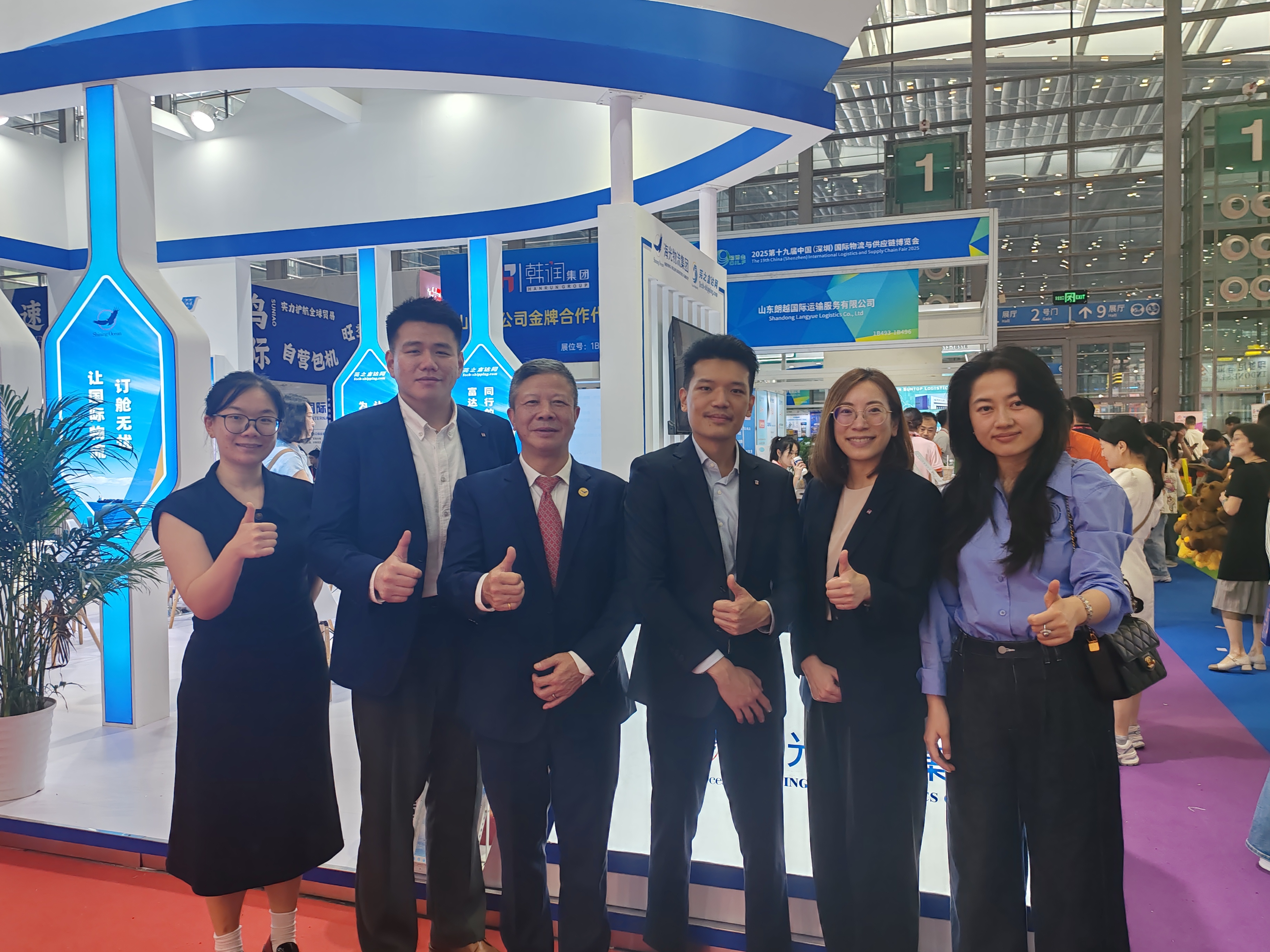 Senior managements of the Shining Ocean Logistics Group met with YML